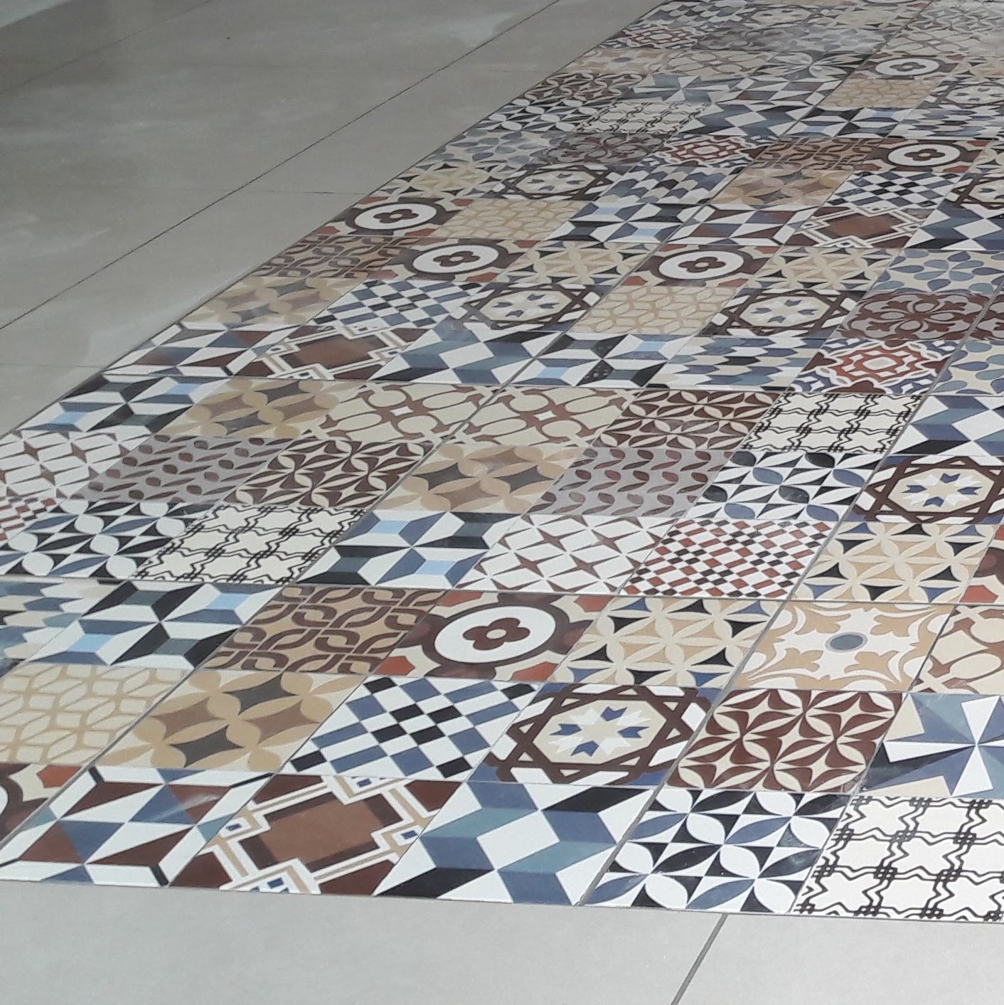 Pose de carreaux grand formats en imitation carreau de ciment pour la mise en place d'un îlot de cuisine au Breuil Bernard. BOSSARD rénove selon vos goûts et les tendances. BOSSARD est basée à Moncoutant mais intervient aussi en Vendée 85, à Cholet, mais surtout en Deux-sèvres 79 à Bressuire, L'absie, Secondigny, Coulonges sur l'Autize, Pouzauge, La châtaigneraie, Clessé, Chiché, Parthenay, Amailloux, Nueil les Aubiers, Le pin, Mauléon, la chapelle saint laurent, courlay,la ronde, la forêt sur sèvre, saint marsault, cerizay, Chanteloup, Terves, Clazay, Beaulieu