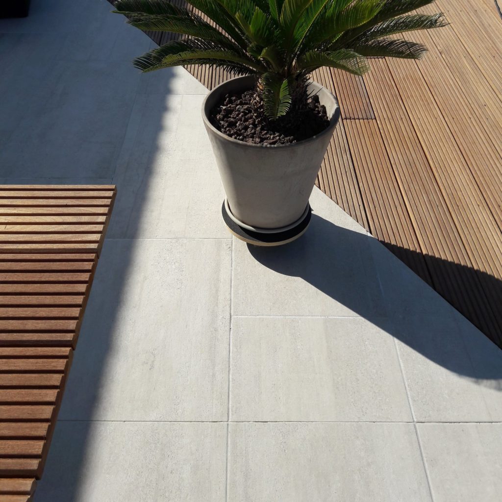 Pose de carrelage exterieur pour terrasse en mélange bois et grès cérame moderne et design à Moncoutant