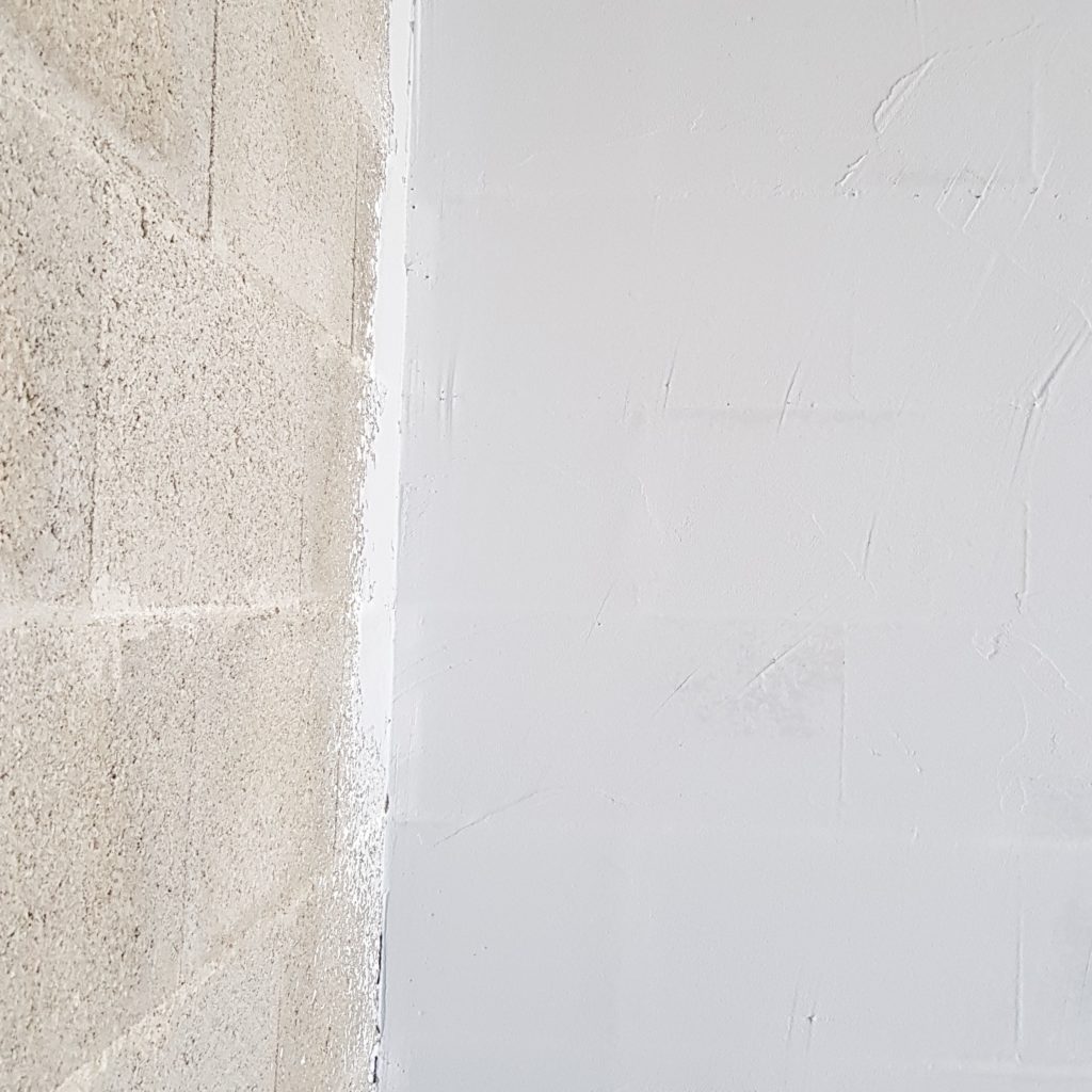 Gérer l'étanchéité à l'air d'une maison avec le système PLACOPLATRE SAINT GOBIN Aéroblue est le plus performant BOSSARD applique l'Aéroblue sur les murs du gros oeuvre pour une étanchéité parfaite BOSSARD à Moncoutant