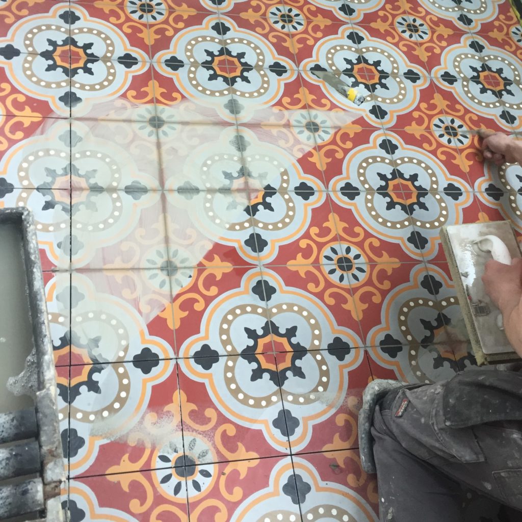 Pose de Carreaux de ciment pour la rénovation d'une salle de bain à Moncoutant. BOSSARD rénove selon vos goûts et les tendances. BOSSARD est basée à Moncoutant mais intervient à Bressuire, L'absie, Secondigny, Coulonges sur l'Autize, Pouzauge, La chataigneraie