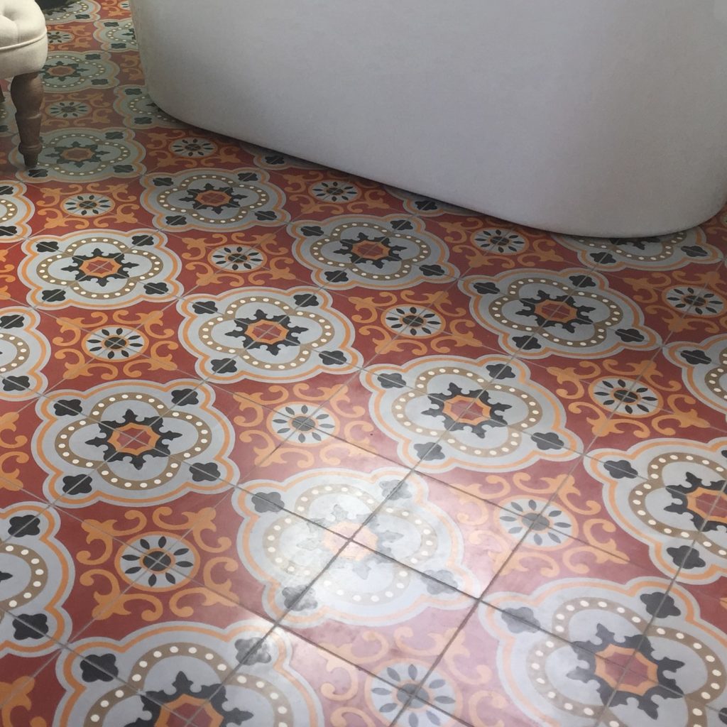Pose de Carreaux de ciment pour la rénovation d'une salle de bain à Moncoutant. BOSSARD rénove selon vos goûts et les tendances. BOSSARD est basée à Moncoutant mais intervient à Bressuire, L'absie, Secondigny, Coulonges sur l'Autize, Pouzauge, La châtaigneraie