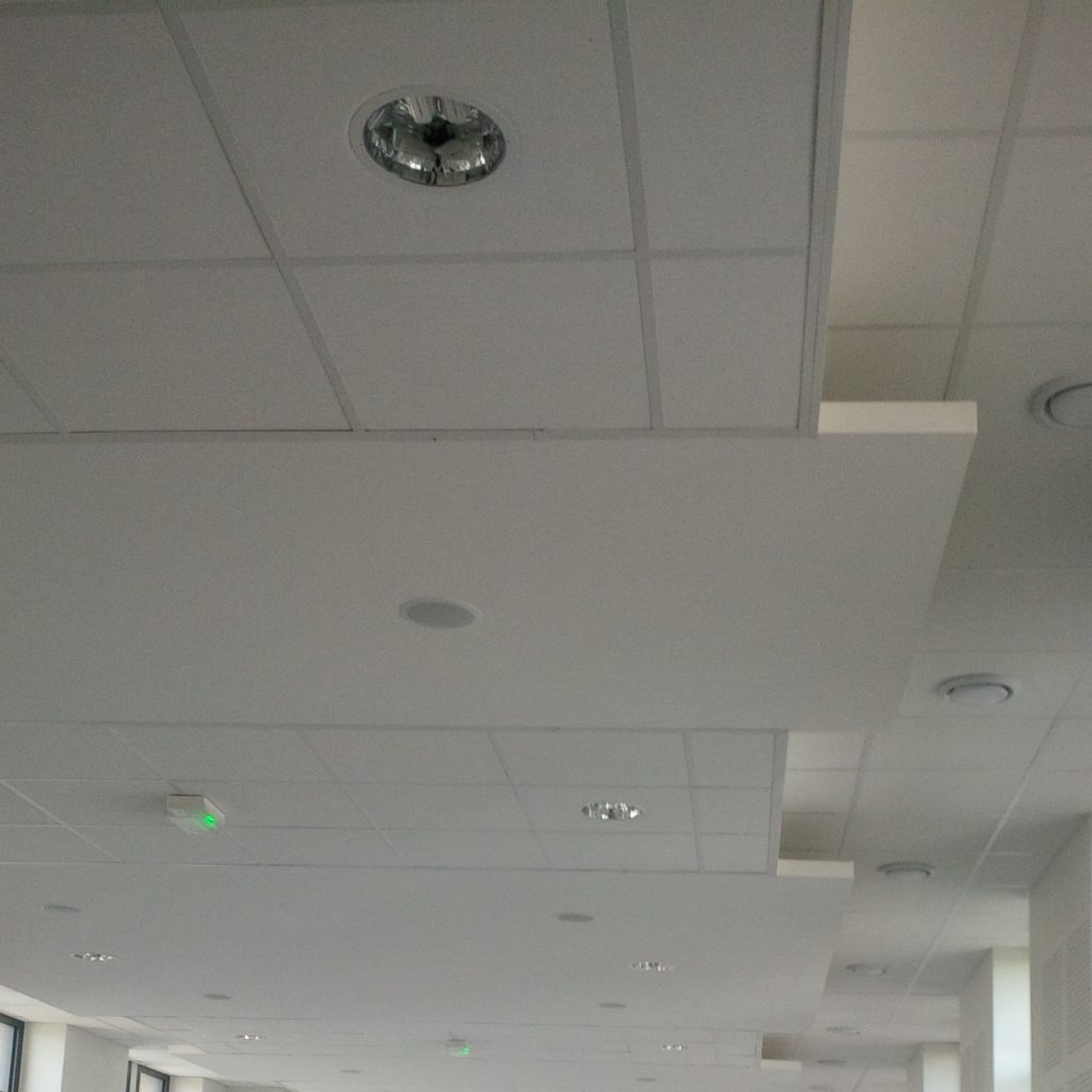 Réalisation d'un plafond en dalle avec décrochement pour mieux gérer l'acoustique de cette salle à la forêt sur sèvre BOSSARD pose les plafonds suspendus BOSSARD intervient dans le 85, le 79 et le 49 BOSSARD gère l'acoustique des pièces BOSSARD à Moncoutant