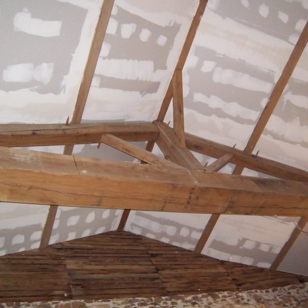 Rénovation d'un longère en placo, cloisons sèches avec plafond rampant et charpente apparente. BOSSARD travaille la cloison sèche, le placo, les cloisons sèches en mur, plafonds et rampants, en rénovation ou en neuf BOSSARD à MONCOUTANT