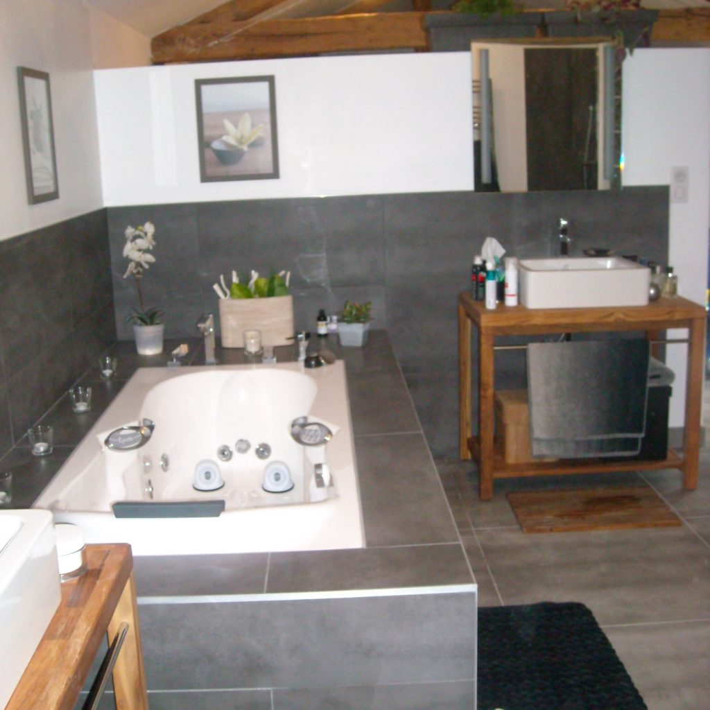 Salle de bains dans une longère en rénovation à Chatillon près de Parthenay avec des carreaux design et modernes habillage de baignoire BOSSARD vous conseille et vous propose à Moncoutant et sur le territoire de l'agglo2b à cholet et en Vendée 'La châtaigneraie" Saint Pierre du Chemin, Le Breuil Barré