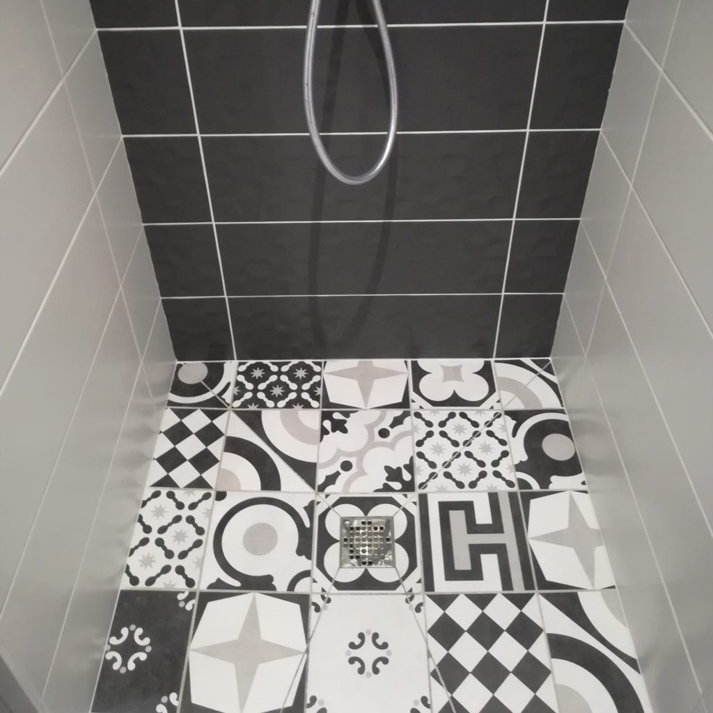 Pose d'une très belle imitation de carreaux de ciment pour la rénovation du sol de cette douche à l'italienne pour cette maison à la javrelière de Moncoutant. BOSSARD rénove selon vos goûts et les tendances. BOSSARD est basée à Moncoutant mais intervient à Bressuire, L'absie, Secondigny, Coulonges sur l'Autize, Pouzauge, La châtaigneraie, Clessé, Chiché, Parthenay, Amailloux, Nueil les Aubiers, Le pin, Mauléon, la chapelle saint laurent, courlay,la ronde, la forêt sur sèvre, saint marsault, cerizay, Chanteloup, Terves, Clazay, Beaulieu