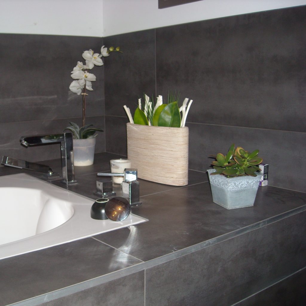 Salle de bains dans une longère en rénovation à Chatillon près de Parthenay avec des carreaux design et modernes habillage de baignoire BOSSARD vous conseille et vous propose à Moncoutant et sur le territoire de l'agglo2b à cholet et en Vendée 'La châtaigneraie" Saint Pierre du Chemin, Le Breuil Barré