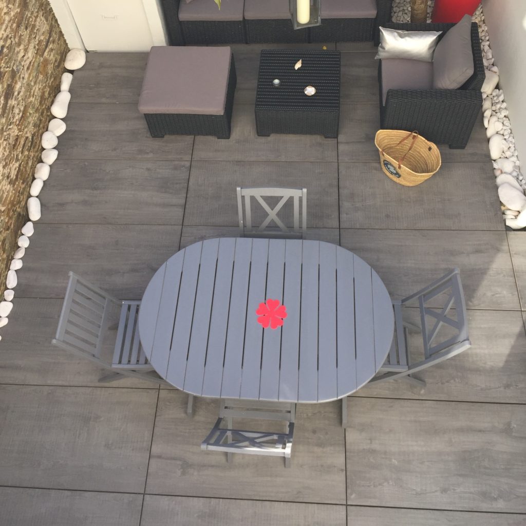 Réalisation d'une terrasse avec des dalles sur plots de dimension 60*120 en gris imitation parquet. BOSSARD réalise et rénove vos terrasses selon vos attentes. BOSSARD intervient dans le 79,85,44. Faites réaliser votre terrasse par BOSSARD basé à Moncoutant-sur-sèvre, territoire de l'agglo2B
